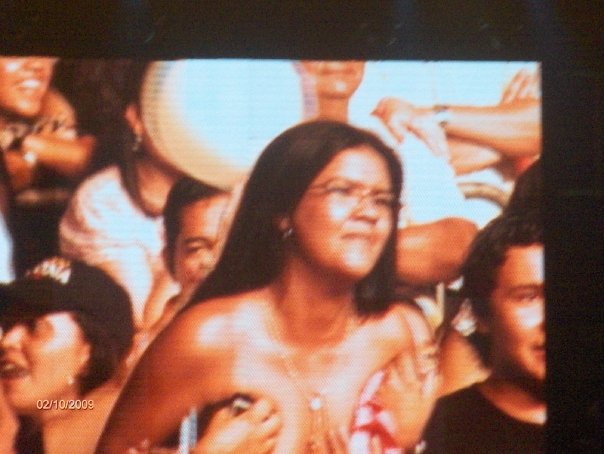 Mujer se desnuda en el concierto de Ricardo Arjona