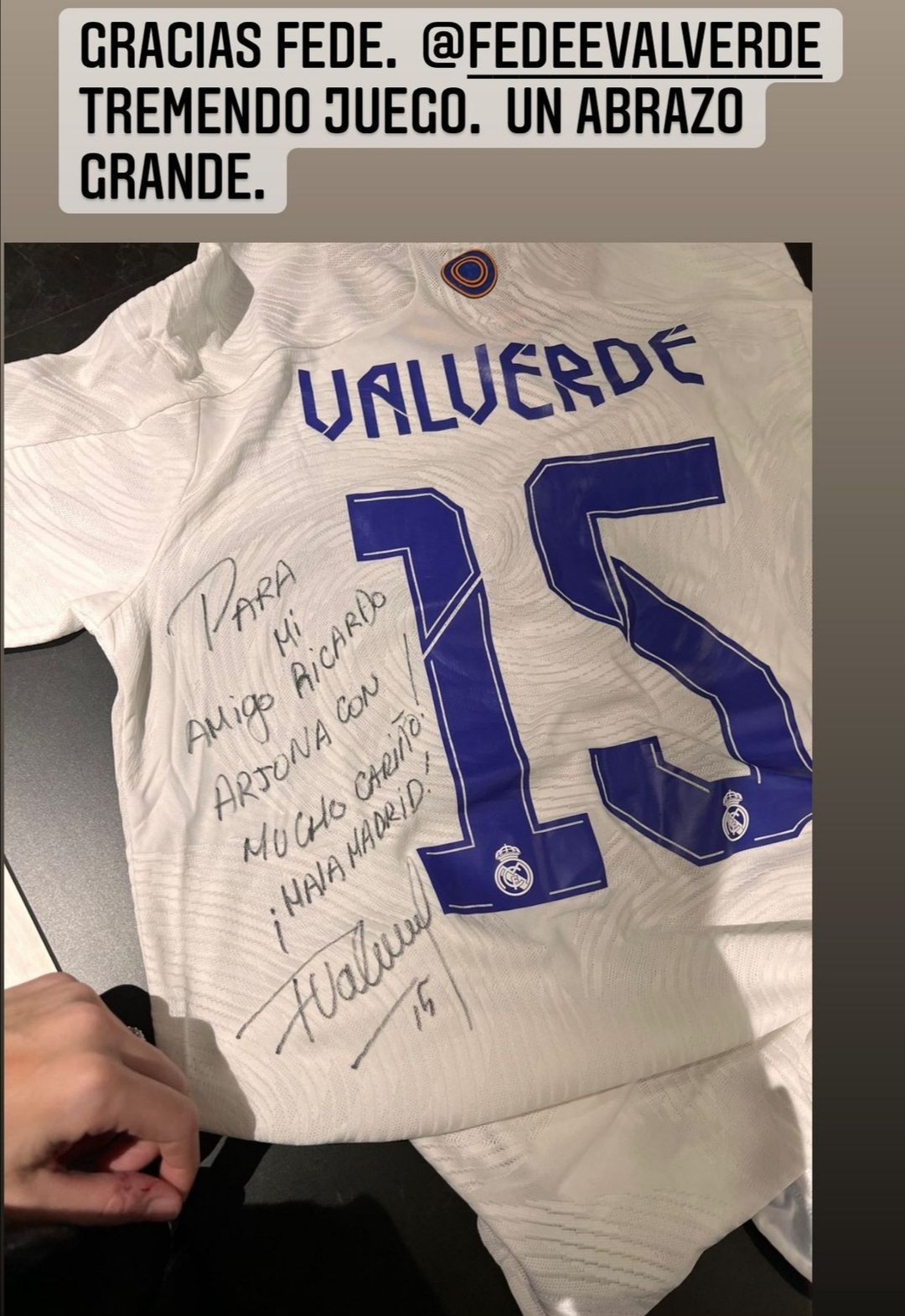 Tras la remontada del Real Madrid al PSG, Ricardo Arjona recibe camiseta autografiada de Fede Valverde