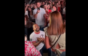 Mira la propuesta de matrimonio que hubo en un concierto de Ricardo Arjona